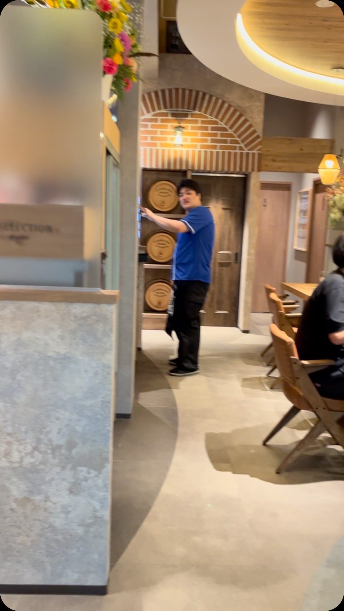 @neo_kaiou0627
@kaioumorioka
沢山のお客様のご来店ありがとうございました
NEO海王は、駅ナカでパーティーも可能
特大プロジェクターもあり、結婚式の二次会や
スポーツ観戦、貸切パーティー、会合、駅ナカで
ちょっとオシャレな飲み会が出来ます🍻
最大50名まで対応できるホールや、立ち飲み、
カウンター、個室をご用意しております
帰宅までの新幹線や電車の待ち時間にふらっと
🍻立ち飲みも幸せ♡
1人でカウンターで呑むのも良き♡
大勢でワイワイならホールで♡
自分で作るお酒も、自分で注ぐお酒もまた開放的な
雰囲気です😌
本日も沢山のお客様にお越しいただきありがとう
ございました
また鶏王も大盛況をいただきまして、本日も売り切れとなりました
ありがとうございました😊
駅ナカなのにピザも安い!
駅ナカだけど唐揚げが安い!
明日も皆さまのご来店をお待ちしております😊
#盛岡居酒屋
#盛岡駅ナカ
#盛岡駅ナカグルメ
#盛岡駅ナカランチ
#盛岡駅
#盛岡居酒屋巡り
#neo海王
#鶏王